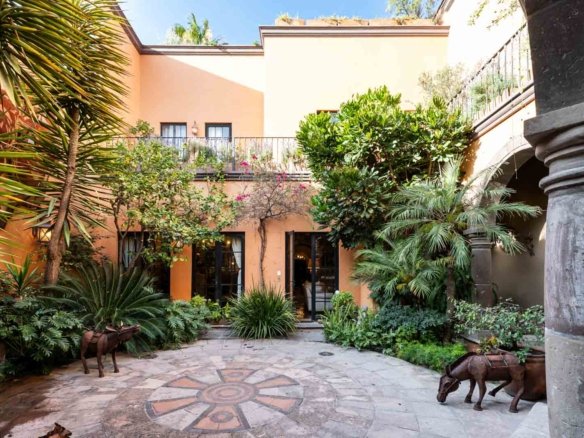 patio interior de casa colonial en san miguel de allende