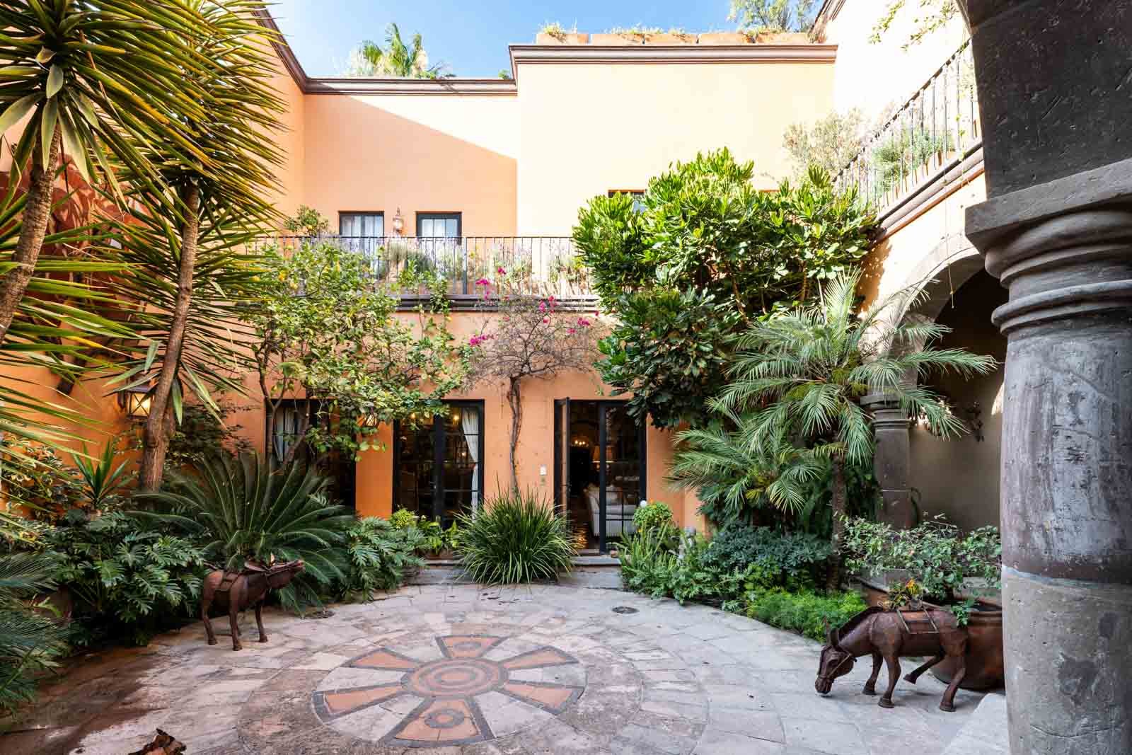 patio interior de casa colonial en san miguel de allende