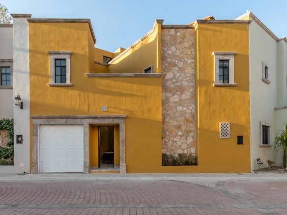facahada amarilla casa colonial san miguel de allende