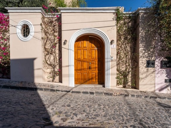 puerta colonial en centro de san miguel de allende