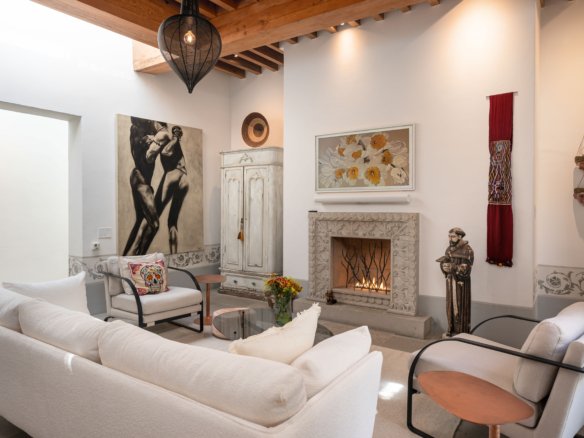 sala con chimenea en casa moderna