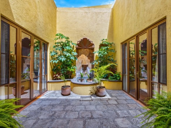 fuente en patio interior villa en san miguel de allende