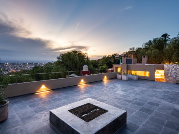 terraza con vista a san miguel de allende parroquia
